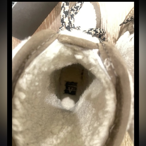 Aquatalia Wynter Suede Water Resistant Shearling Snow Boots EUC size 7. Snow Ski - Picture 4 of 6